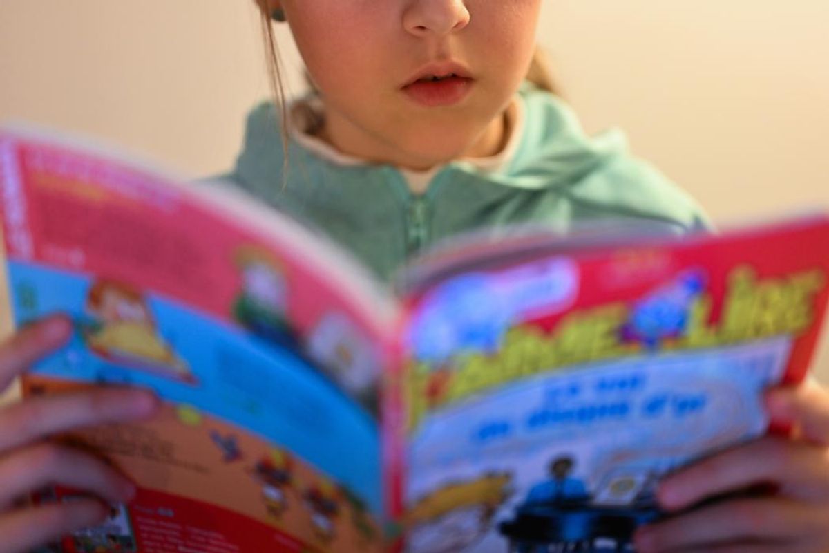 Un enfant lit un livre, illustration de l’entretien de La Montagne