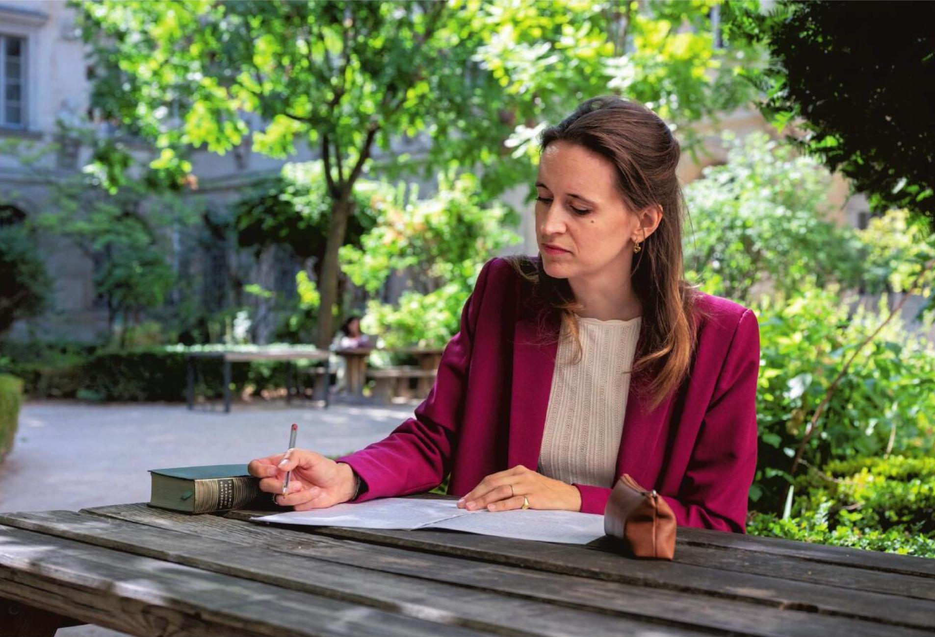 Madeleine de Jessey écrivant dans un jardin