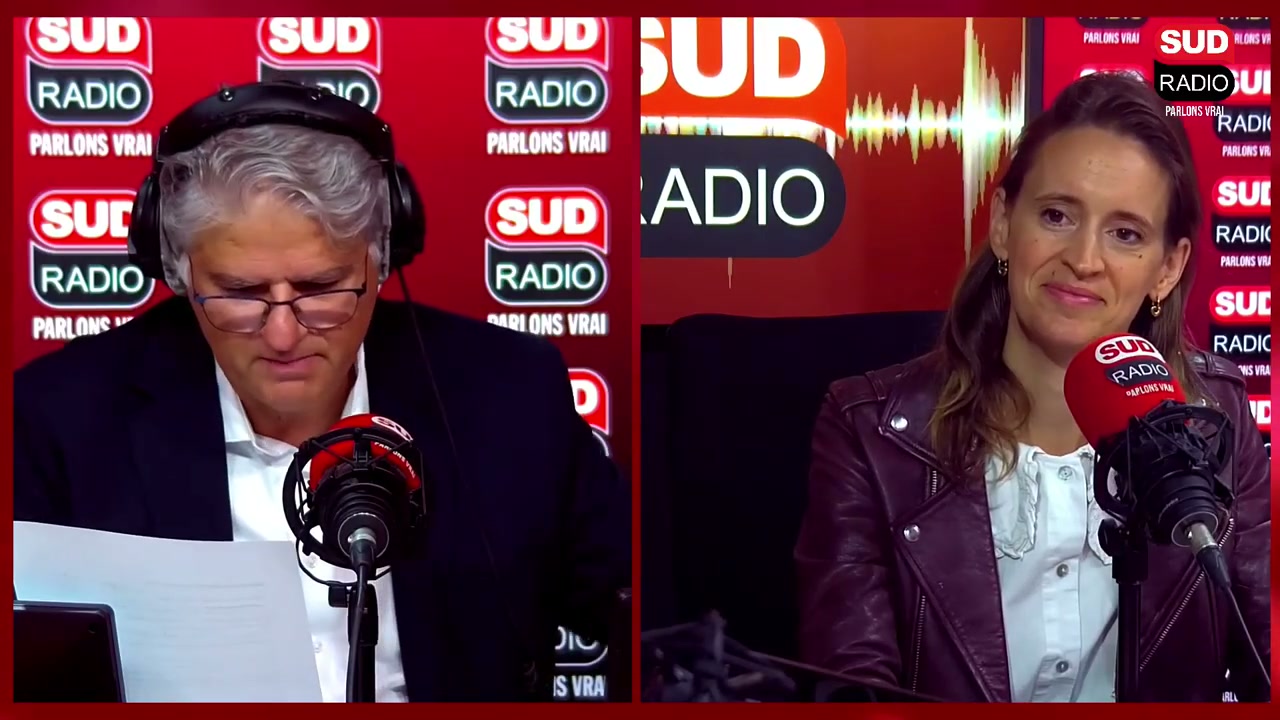 Madeleine de Jessey souriante sur le plateau de Sud Radio